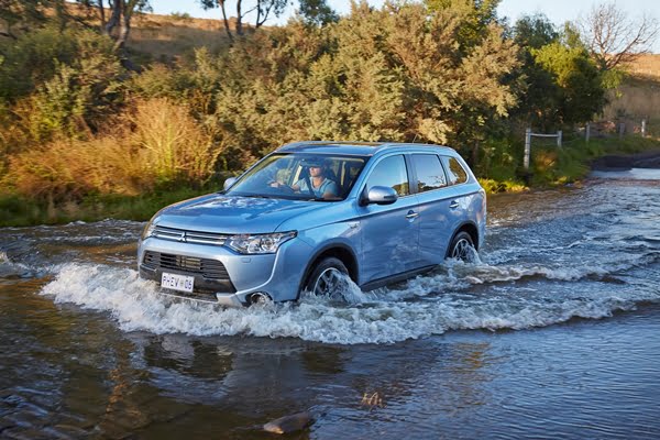 Mitsubishi Outlander PHEV AWD SUV 1