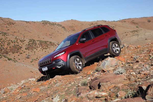 2014 Jeep Cherokee Trailhawk red ext 11