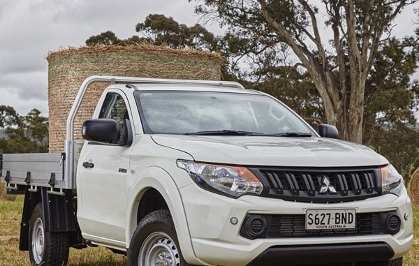 2017 Mitsubishi Triton GLX 4WD cab chassis 1