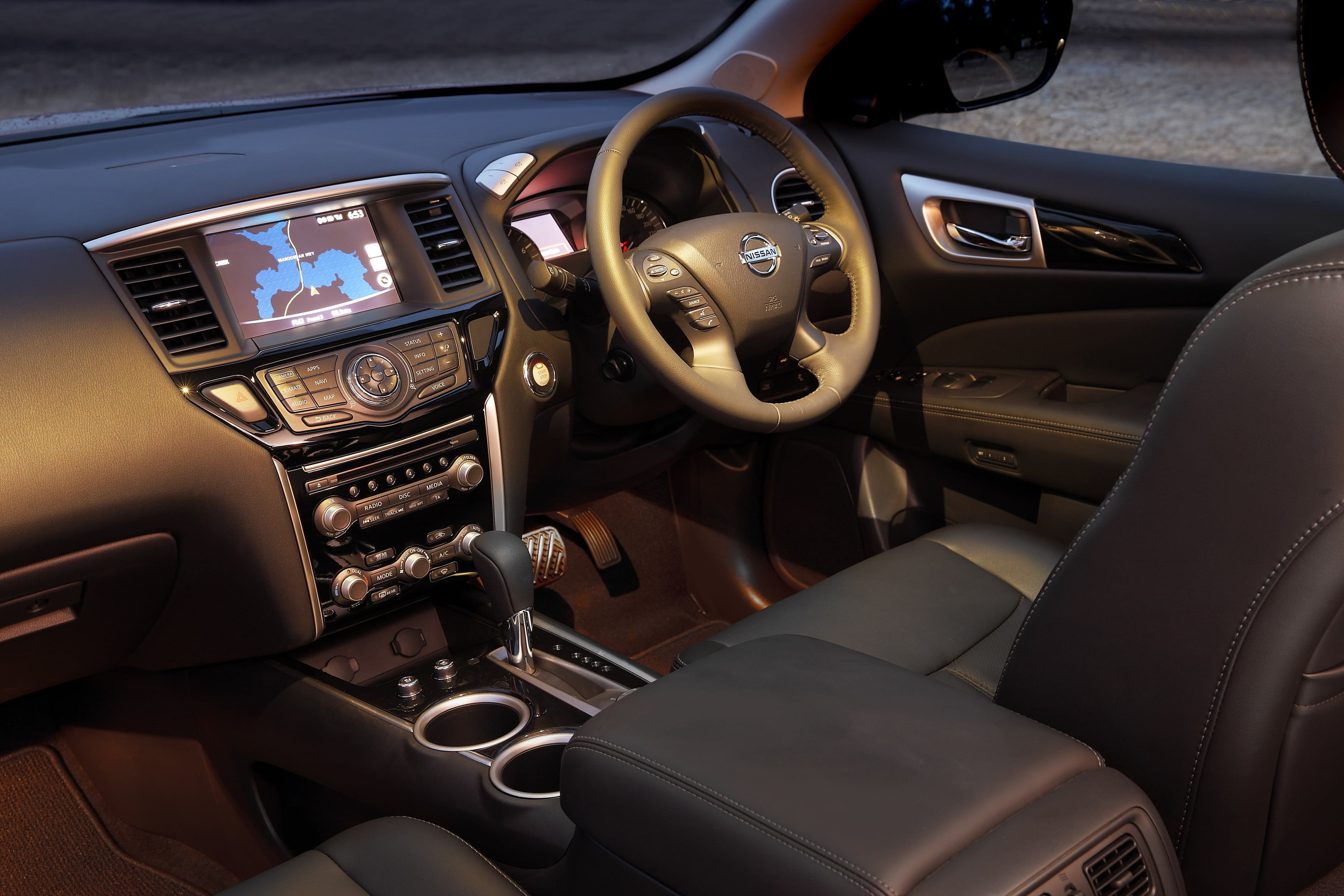 Nissan Pathfinder TI interioe