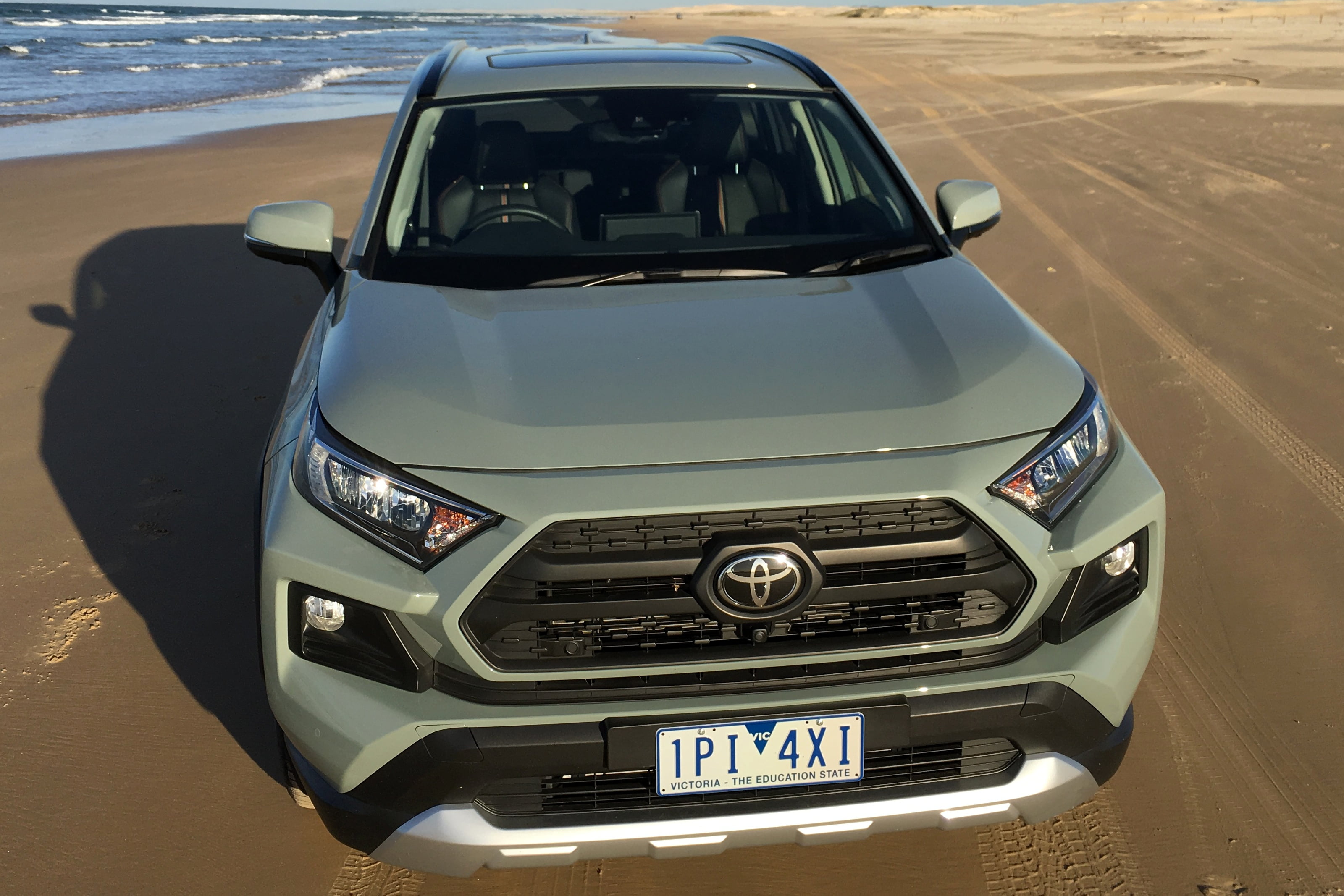 2019 Toyota RAV 4 AWD Edge bonnet grill