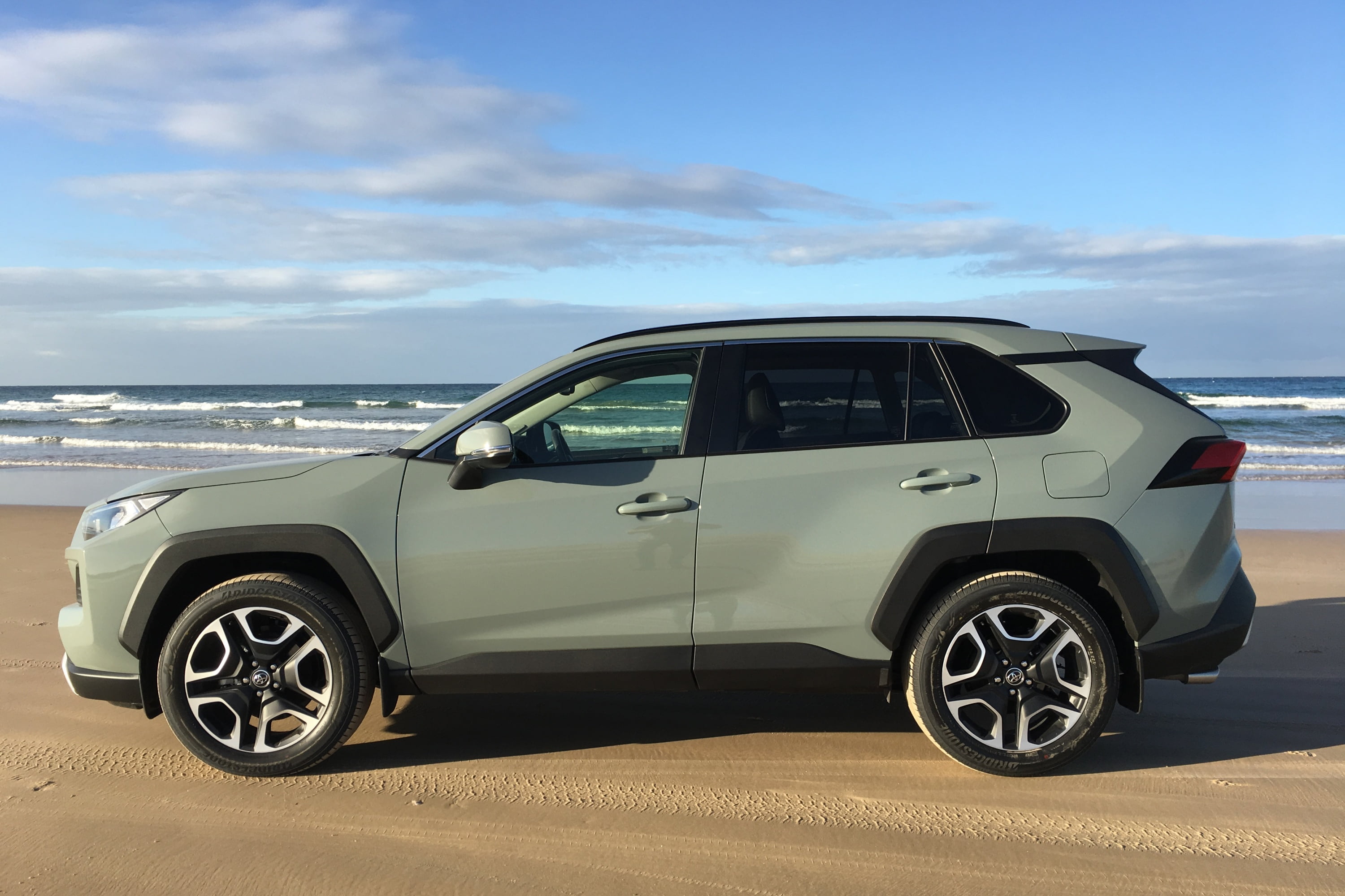 2019 Toyota RAV 4 AWD Edge side