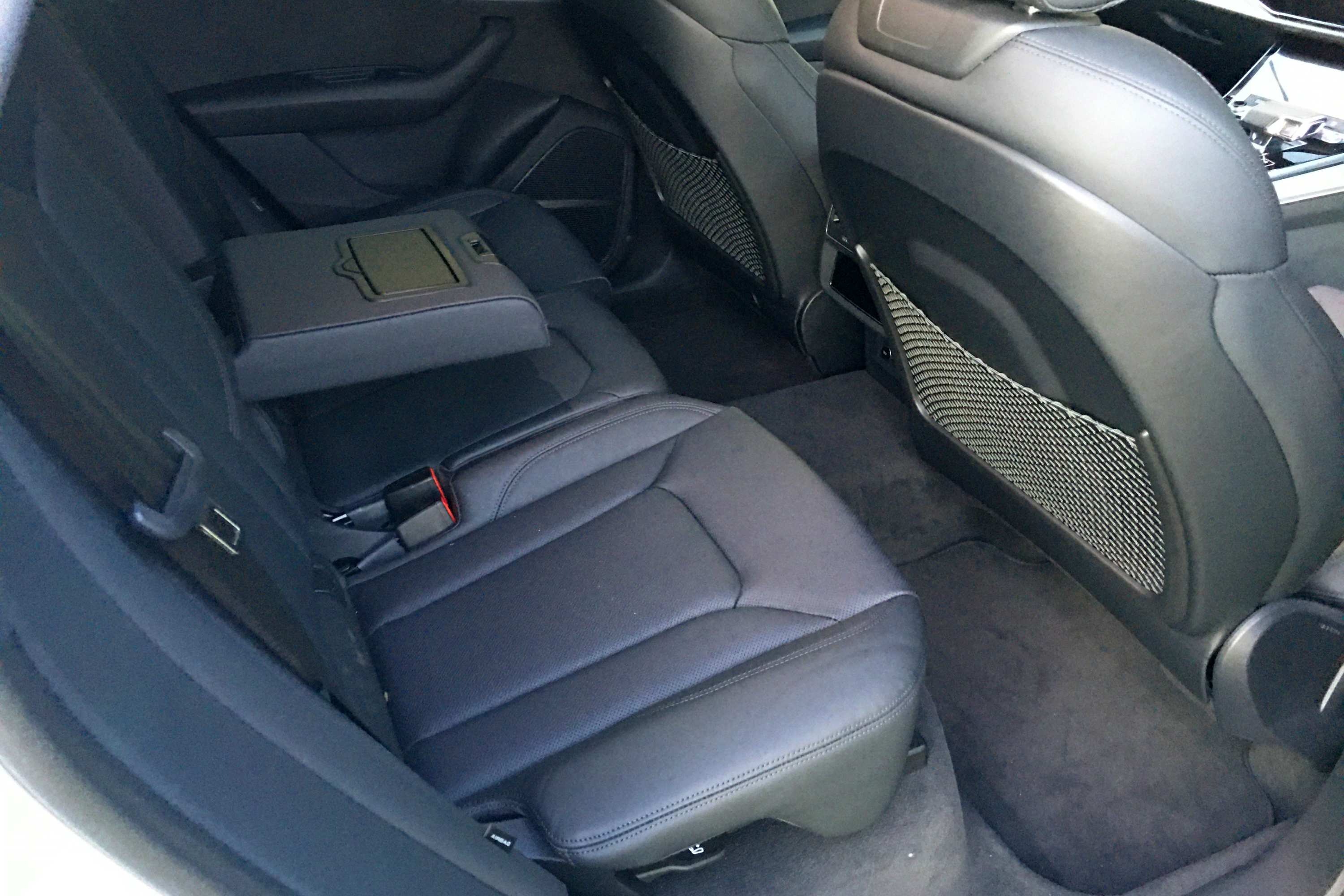 Audi Q8 50 TDI S-LINE QUATTRO rear seats