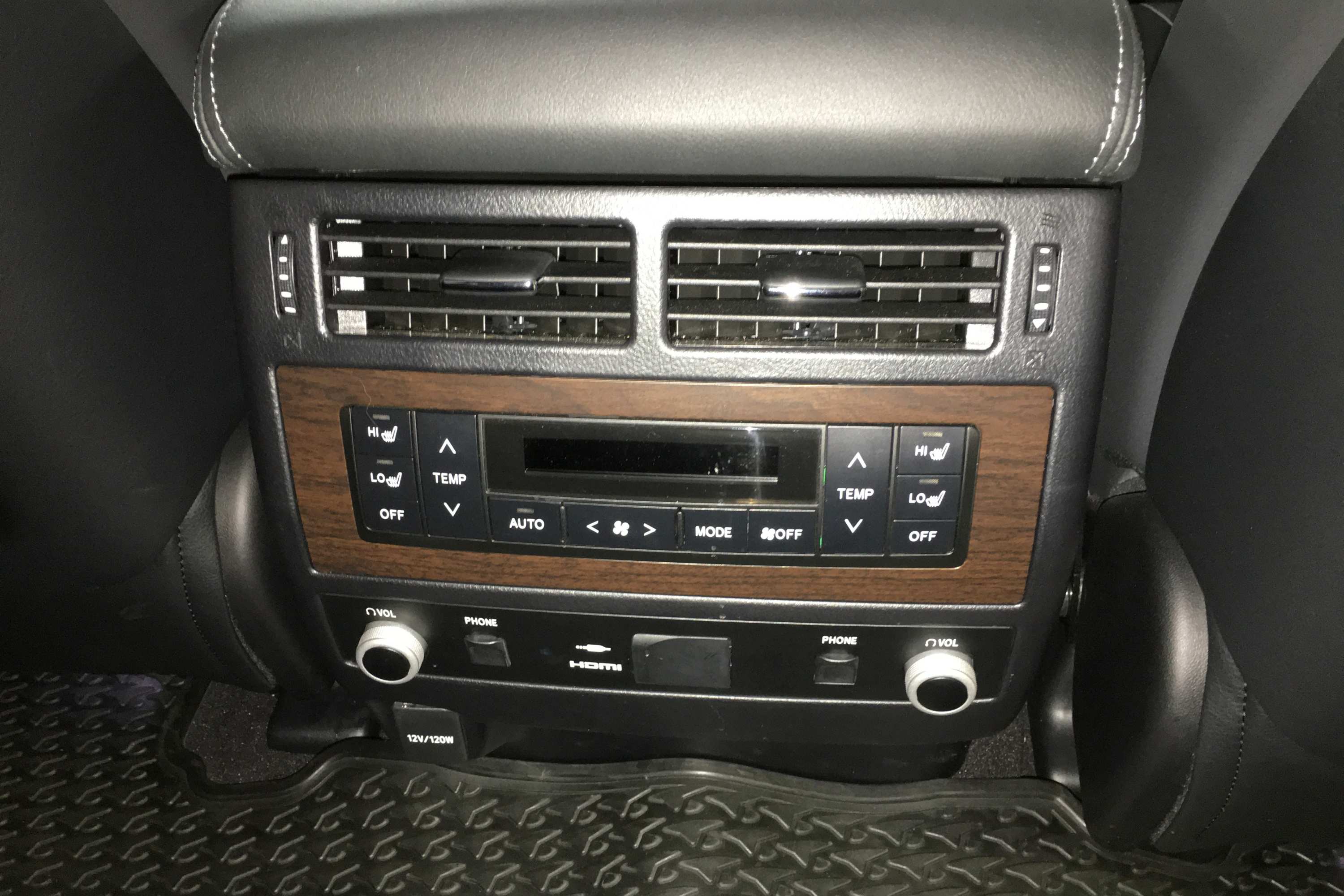 Toyota LandCruiser Sahara 2020 rear ac controls