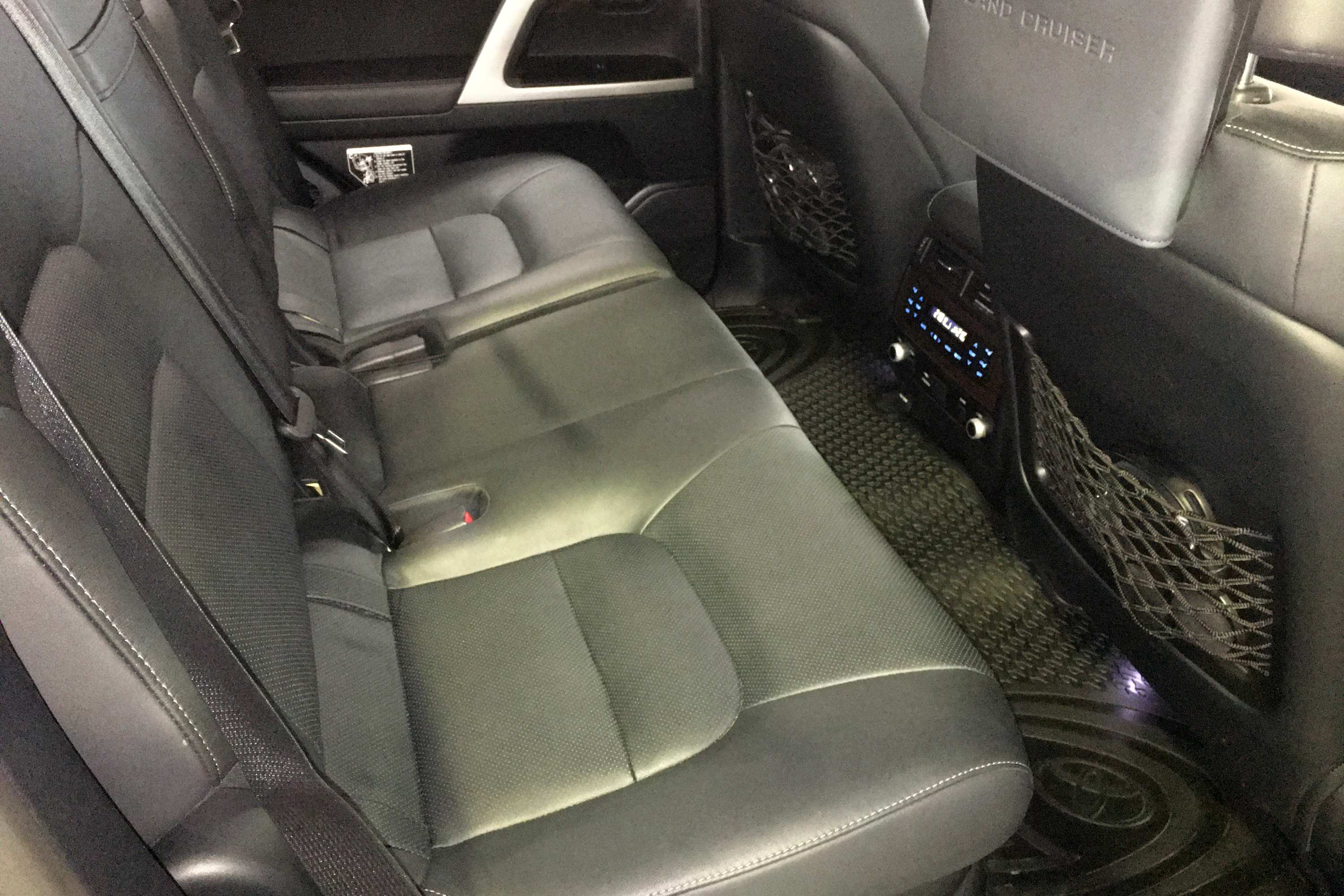 Toyota LandCruiser Sahara 2020 rear seats