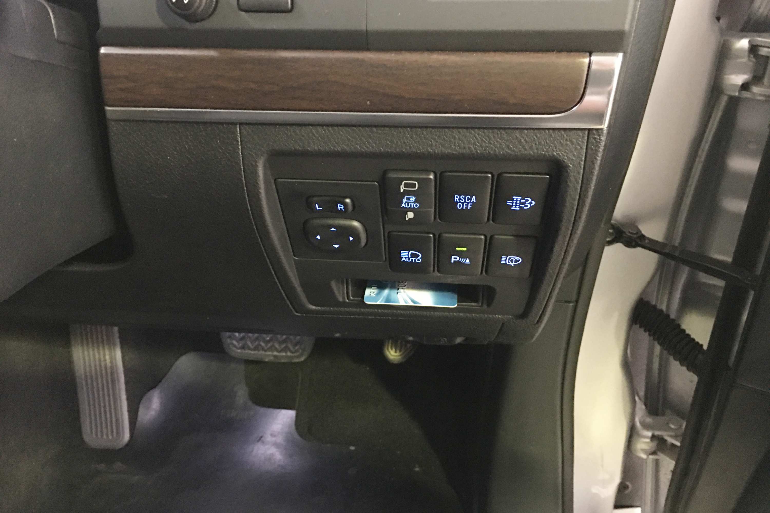 Toyota LandCruiser Sahara 2020 switches