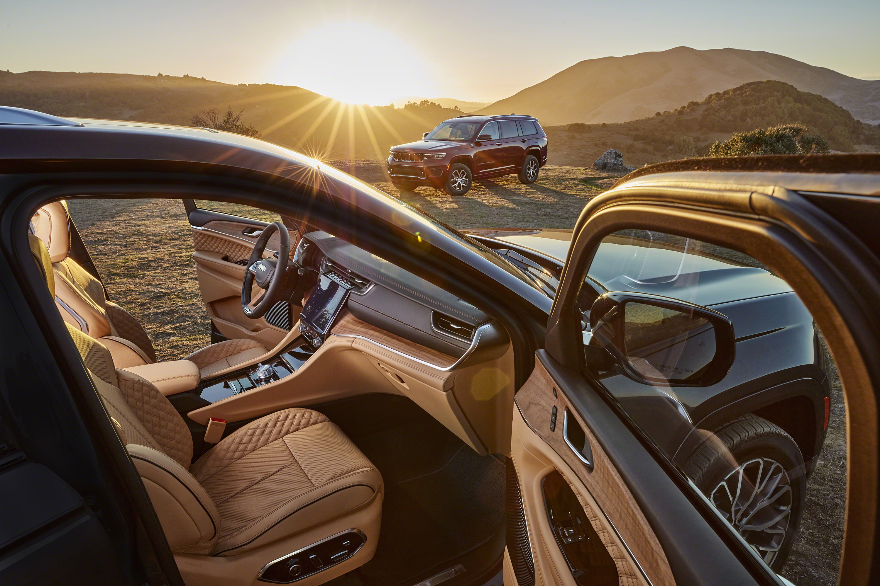 All-new 2021 Jeep Grand Cherokee L Overland (top) and All-new 2021 Jeep Grand Cherokee L Summit Reserve (bottom)