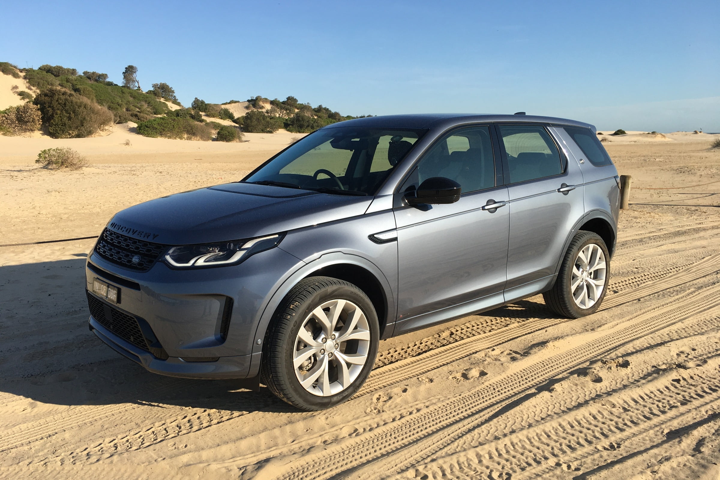 COTY LR Discovery Sport R Dynamic SE front qtr