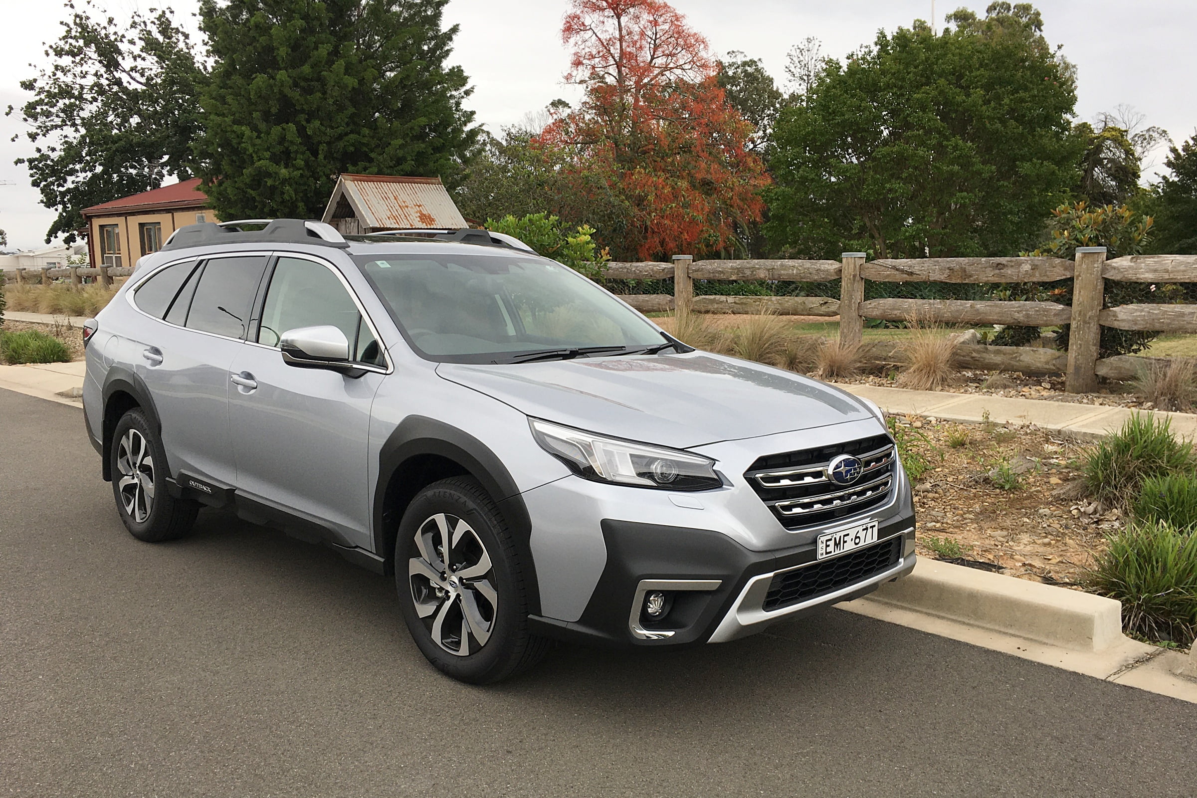 Subaru Outback 2.5i Touting 2022 front qtr