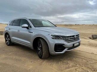 2022 VW Touareg V6 210 R Line front quarter