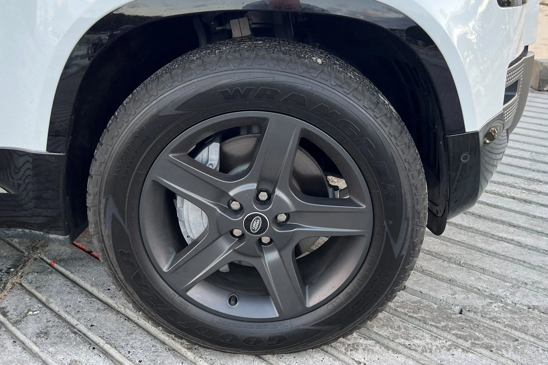 2023 LR Defender X Dynamic HSE D300 wheels and tyres
