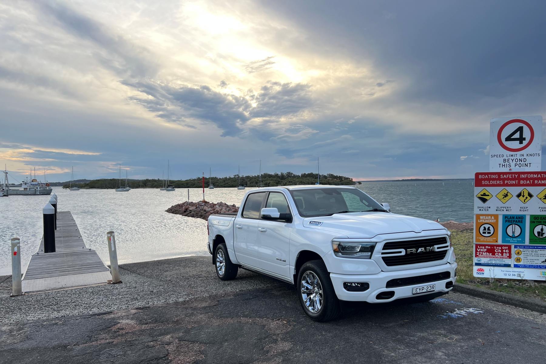 RAM 1500 Laramie Sport Front bonnet grill 3