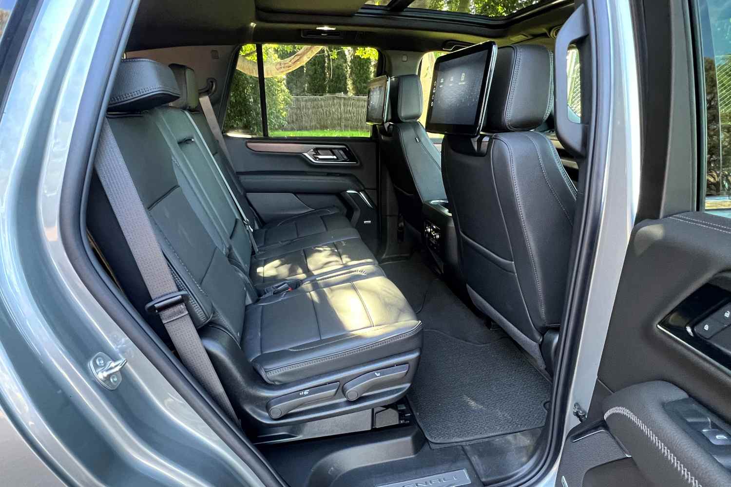 2025 Yukon Denali middle row seats 1