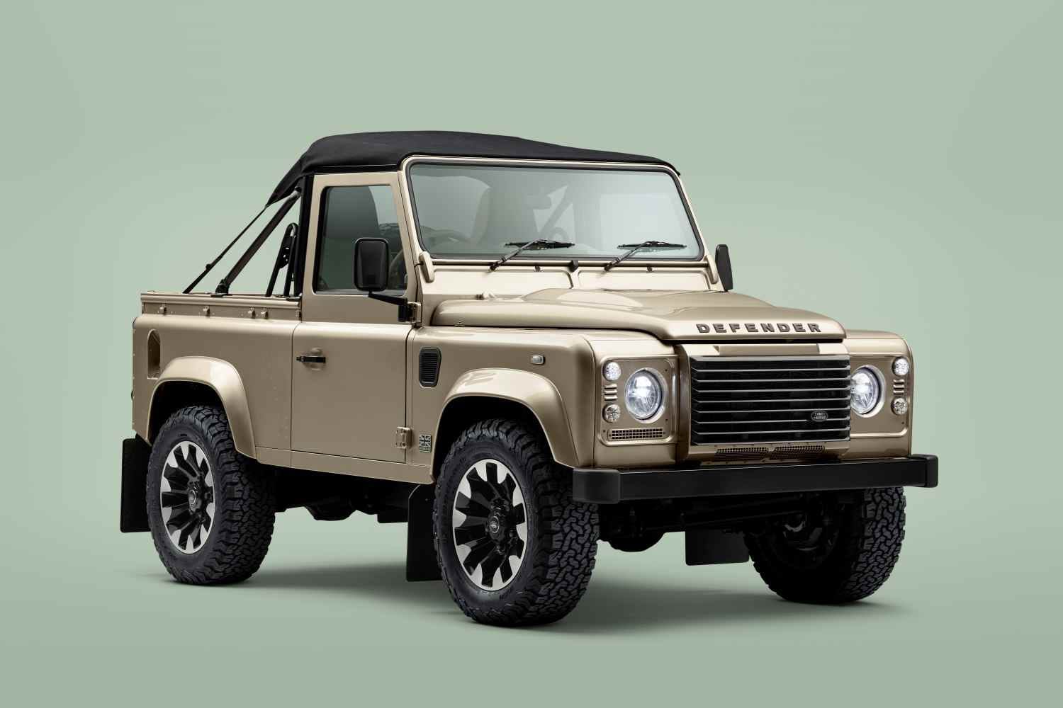 Land Rover CLASSIC_V8_SOFTTOP_HERO_02_DeadFront_v3a
