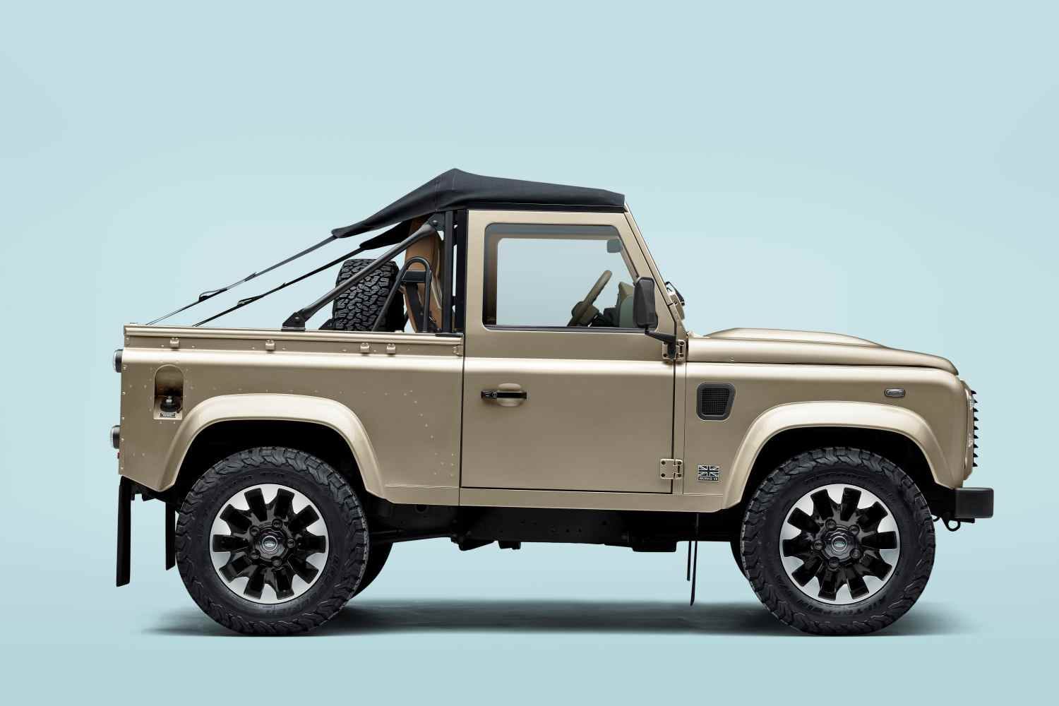 Land Rover CLASSIC_V8_SOFTTOP_HERO_04_Profile_v3a