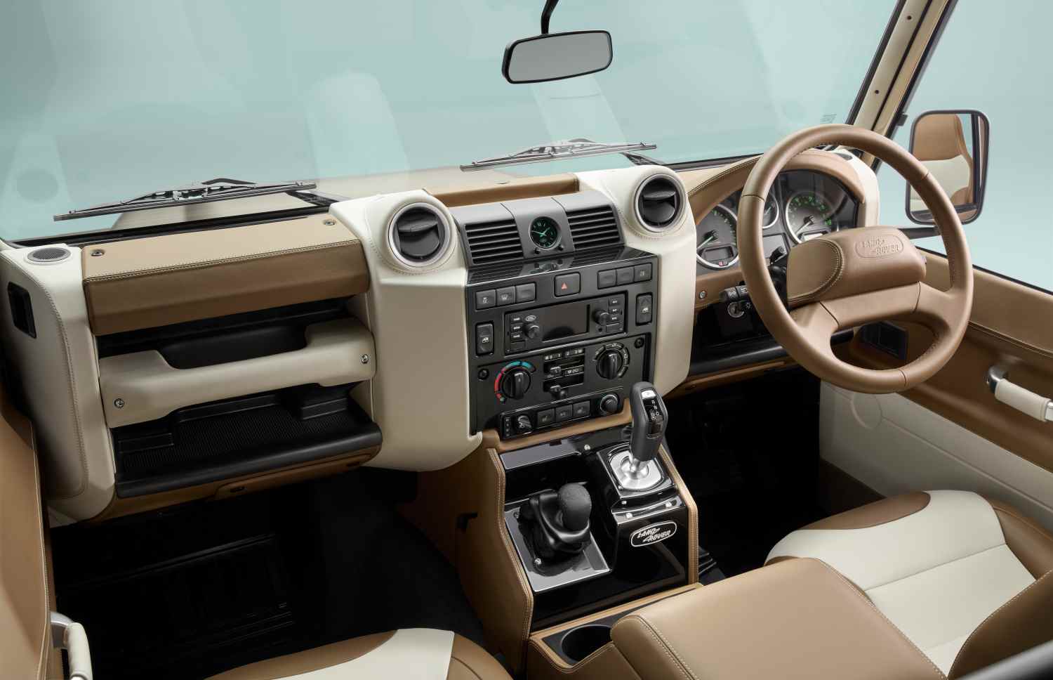 Land Rover CLASSIC_V8_SOFTTOP_HERO_06_Dash_v3a
