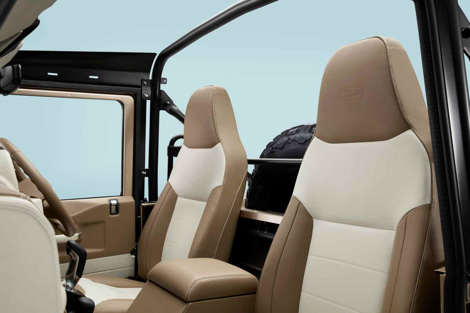 Land Rover CLASSIC_V8_SOFTTOP_HERO_07_Seats_v3a