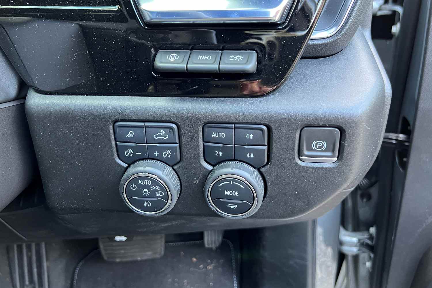 Chevrolet ZR2 4WD Controls 1