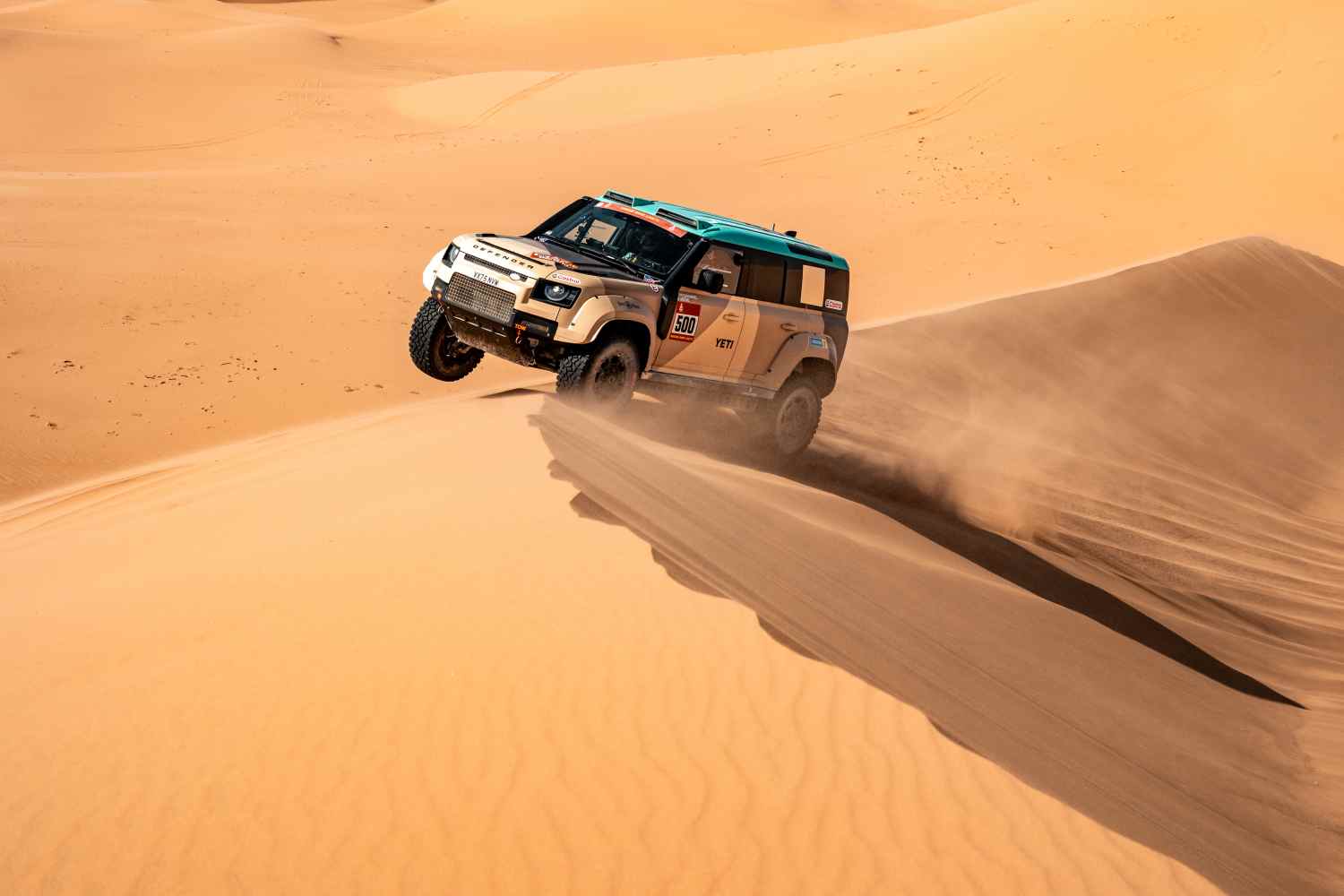 DEFENDER_RALLY_STEPHANE_PETERHANSEL_500_STAGE8_CREDIT_EdoPhoto_EDU0785