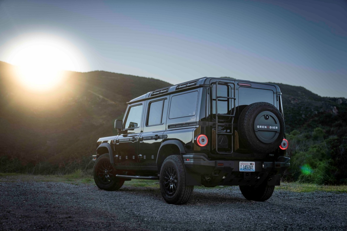 2026-INEOS-Grenadier-Black-Edition-3-1920x1280_batch
